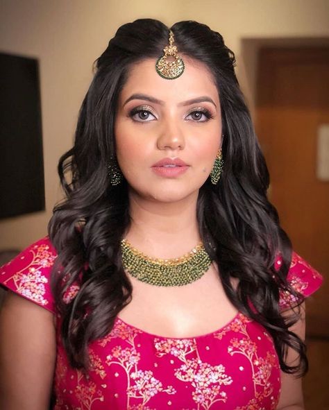 What did you notice first? Awesome hair jewellery or the prettiest hairstyle? Comment to let us know about your favorite hairstyle!… Round Face Hairstyles Long, Bride Hairstyles Updo, Hair For Round Face Shape, Diamond Face Hairstyle, Engagement Hairstyles, Wedding Hairstyles Bride, Indian Wedding Hairstyles, Simple Wedding Hairstyles, Wedding Guest Hairstyles