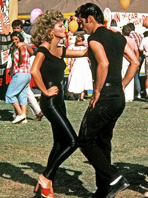 The match up between John and Olivia was pure genius Grease Outfits, Sandy And Danny, Grease Movie, Danny Zuko, Olivia Newton, Movies Worth Watching, I Love Cinema, Last Minute Halloween Costumes, Olivia Newton John