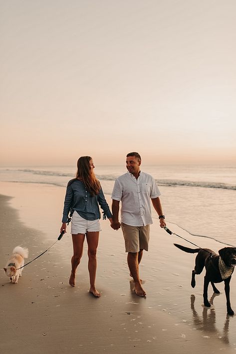 Beach Christmas Pictures With Dog, Family Beach Pictures With Dog, Beach Engagement Photos With Dog, Heather Photoshoot, Pup Photoshoot, Daisy Photoshoot, Family With Dogs, Dog Family Pictures, Family Dog Photos