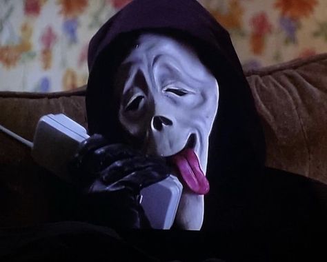 Doofy Scary Movie, Scary Movie 2000, Ghost Face Wallpaper Aesthetic, 2000 Aesthetic, Streamers Twitch, Scream Mask, Ariana Instagram, Scary Movie Characters, Scary Wallpaper