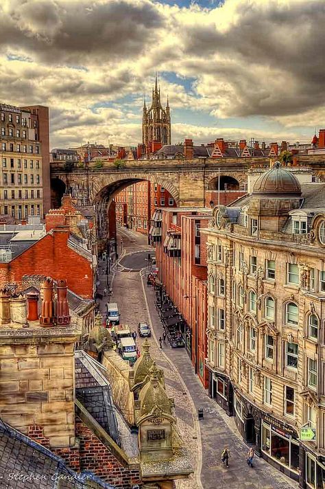 Tyne Bridge in de city of Newcastle, Tyne & Wear_ England Tyne Bridge, Newcastle Gateshead, Newcastle England, Great Places To Travel, Northumberland England, Hadrians Wall, Visiting England, Tyne And Wear, Hdr Photography