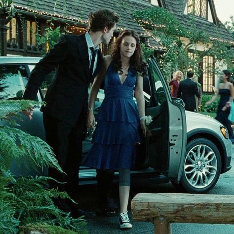 Bella Y Edward, Twilight Core, Twilight Scenes, Twilight Outfits, Twilight Aesthetic, Twilight 2008, Twilight Saga Series, Robert Pattinson Twilight, Bella Cullen