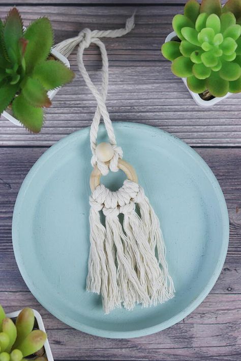 How to make a tassel essential oil diffuser. This is similar to a macrame project, but it's really easy to make. You can use it in your car for a hanging essential oil diffuser or use it in the home. It's a passive diffuser, so it's good for smaller spaces. You simply add a few drops of essential oils to the wooden bead to create an essential oil diffuser. It slowly releases the scent over a few hours. Macrame Essential Oil Holder Diy, Passive Diffuser, Diy Oil Diffuser, Diy Macrame Plant Hanger Easy, Car Crafts, Christmas Room Spray, Make A Tassel, Room Spray Recipe, Diy Essential Oil Diffuser