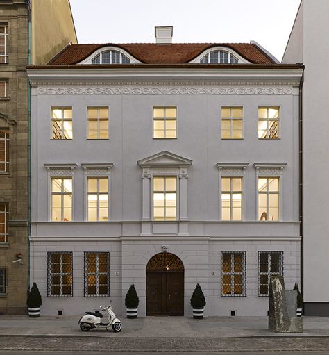 Art Gallery Exterior, Berlin Townhouse, European Apartment Building, Berlin Buildings, Berlin Buildings Architecture, Eastern European Apartment Building, Small House Exteriors, Neoclassical House, New National Gallery Berlin