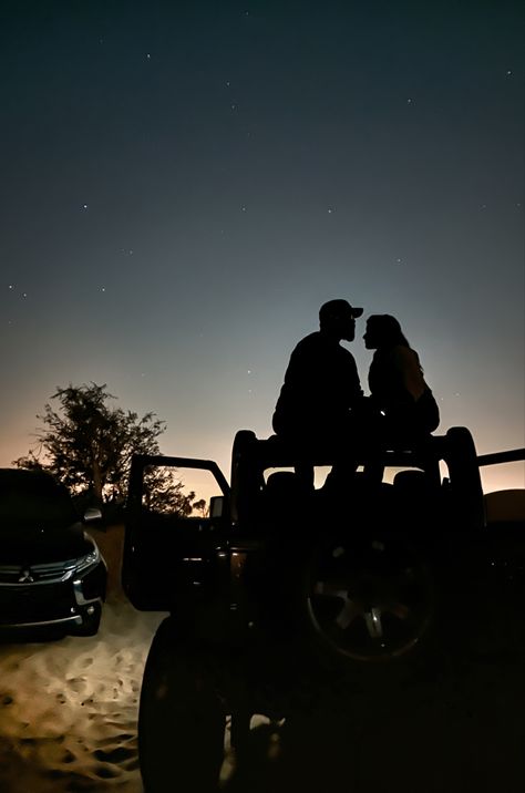 Couples Jeep Pictures, Night Car Ride Aesthetic Couple, Aesthetic Jeep Pictures, Jeep Couple Pictures, Jeep Date, Jeep Wrangler Aesthetic, Lisa Card, Jeep Couple, Jeep Photoshoot