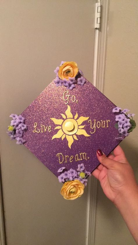 Tangled Graduation Cap, Graduation Hat Ideas, Cap Design Ideas, Disney Graduation Cap, Creative Graduation Caps, Disney Graduation, College Grad Cap Ideas, Graduation Hats, Grad Cap Decorated