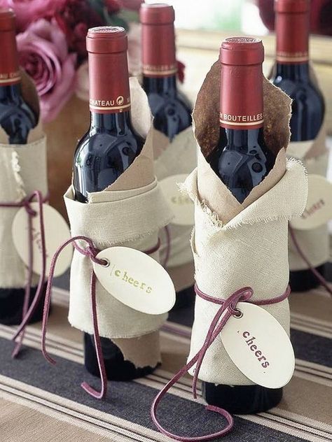 10 eco-friendly gift-wrapping ideas | MiNDFOOD Wine Bottle Packaging, Bottle Gift Wrapping, Wine Wrap, Wine Gift Ideas, Pretty Wine, Eco Friendly Gift Wrapping, Bridal Shower Party Favors, Budget Friendly Gift, Wine Bottle Gift