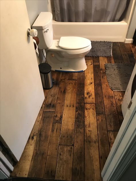 Pallet wood floors love this look. Pallet Baseboards, Diy Pallet Flooring Indoors, Pallet Board Flooring, Pallet Wood Floor, Pallet Wood Floors Diy, Pallet Flooring Indoor, Cheap Flooring Ideas Diy, Pallet Bathroom Ideas, Wood Pallet Flooring