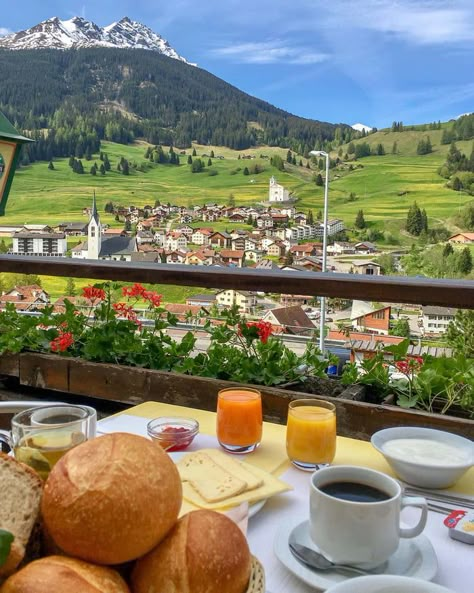 Breakfast in Switzerland Switzerland Vacation, Switzerland Travel, Alam Yang Indah, Beautiful Places To Travel, Pretty Places, Travel Inspo, Dream Destinations, Travel Aesthetic, Mountain View