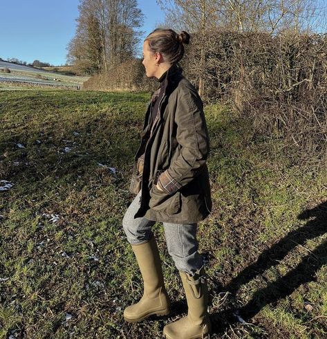 Countryside Walk Outfit, Farm Boots For Women, Country Walk Outfit, English Fashion Women, Countryside Aesthetic Outfit, British Countryside Fashion, English Country Outfits Women, English Countryside Outfit, Barbour Aesthetic