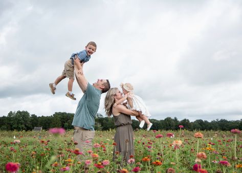 Wildflower Field Photoshoot Family, Tulip Fields Photoshoot Family, Flower Farm Photoshoot Family, Wild Flower Photoshoot Family, Zinnia Field Photoshoot, Flower Field Family Photoshoot, Flower Farm Photoshoot, Wild Flower Field, Field Photos