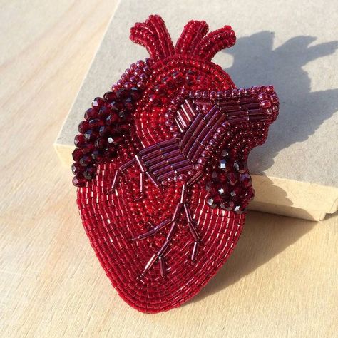 Creativity Projects, Heart Anatomical, Amulet Bag, Goldwork Embroidery, Embroidery Heart, Beaded Brooches, Embroidered Jewelry, Embroidery Hearts, Art Perle