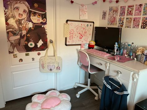 Shoujo Girl Aesthetic Room, Pink Setup Aesthetic, Shoujo Aesthetic Room, Cutecore Gaming Setup, Jojifuku Room, Shoujo Room, Kawaiicore Aesthetic, Shoujo Life, Shoujo Anime