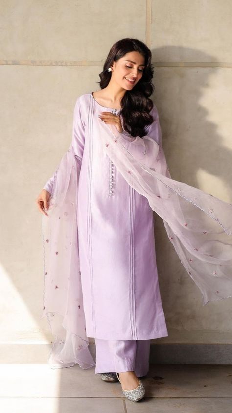 Plain Suit With Printed Dupatta, Plain Suit Design, Wow Dresses, Suit Design Ideas, Style Outfits Summer, Dresses Plain, Summer Vibes Aesthetic, Plain Suit, Simple Suit