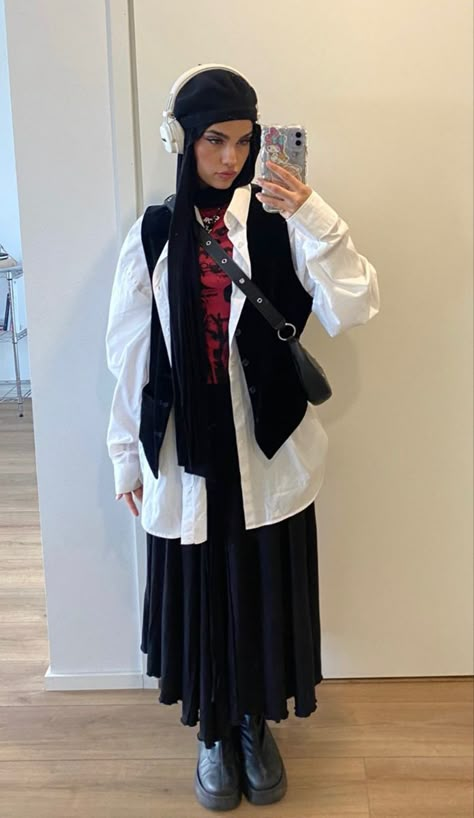 Alt Hijabi Outfits, Egirl Hijab Outfits, Alt Modest Outfits, Mamba Girl, Hijab Closet, Hijabi Mode, Hijab Fits, Muslim Outfits Casual, Hijabi Style