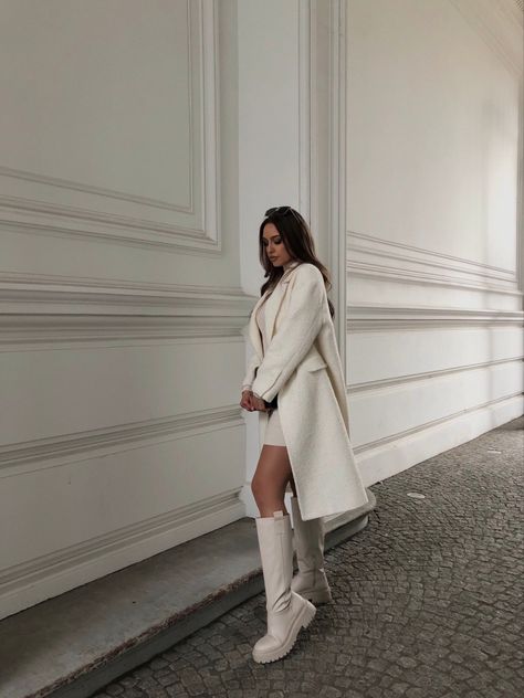 Girl wirh Long Curly hair looking down at the ground with all white Outfit white oversize zara coat white knee high Boots white dress white wall White Chunky Boots Outfit, Fashion Brenda, Dark Feminine, Ny Fashion, Cold Weather Fashion, Classy Work Outfits, Layering Outfits, Outfits With Hats, Fall 2022