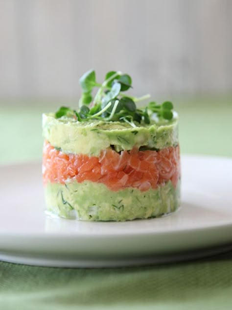 20 Amazing Avocado Recipes Resep Sushi, Salmon And Avocado, Salmon Avocado, Agar Agar, God Mat, Saint Jacques, Avocado Recipes, Food Presentation, Salmon Recipes