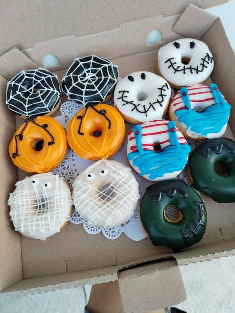 Cute Donuts Ideas, Fall Donut Decorating Ideas, Halloween Donut Decorating Ideas, Fun Donuts Designs, Football Donuts Ideas, Halloween Donuts Ideas Easy, Fall Donuts Ideas, Donut Halloween, Donut Ideas