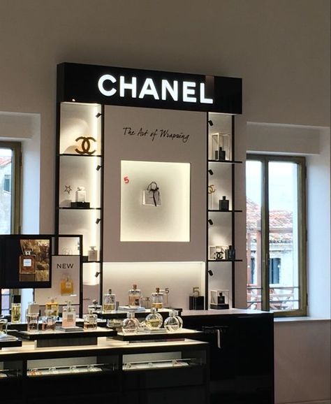 ♔ Chanel Gifting Station, Kiosk Store, Niche Perfume Collection, Stores Design, Jewelry Store Interior, Showroom Decor, Studio Marketing, Gift Display, Perfume Shop