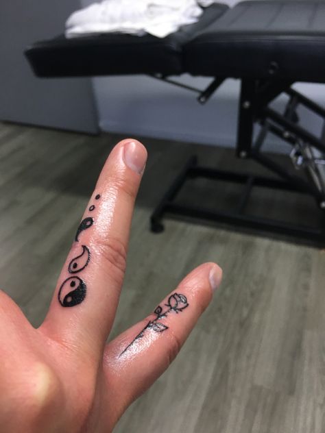 Ying Yang Finger Tattoo, First Tattoos, Karma Tattoo, Finger Tattoo, Ying Yang, First Tattoo, Rose Tattoos, Tattoo Inspo, Finger Tattoos