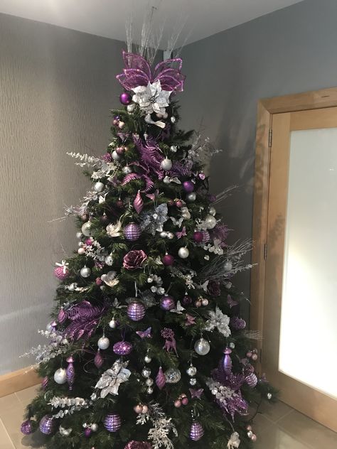 Christmas Tree Purple, Purple Christmas Tree Decorations, Purple Christmas Decorations, Christmas Purple, Christmas Tree Inspo, Purple Christmas Tree, Purple Tree, Tree Themes, Elegant Christmas Trees