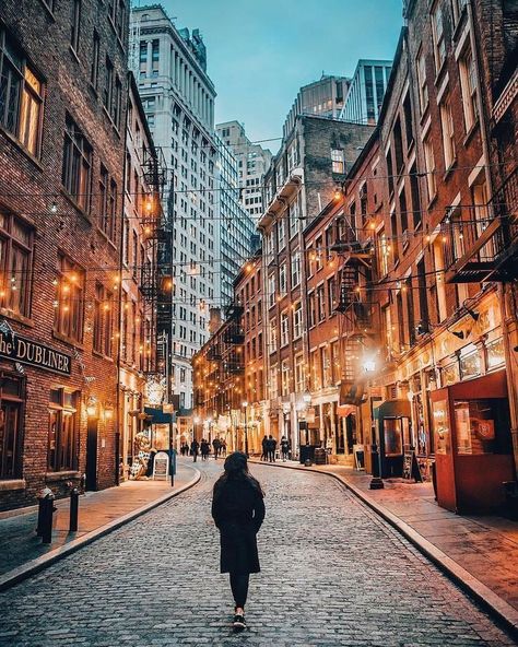 Want to know the most photogenic places in NYC for your instagram? Read this article about the 15 best instagram spots in New York! Voyage New York, Stone Street, City At Night, Downtown Manhattan, New York City Travel, 2023 Vision, Lower Manhattan, Nyc Trip, Garden City