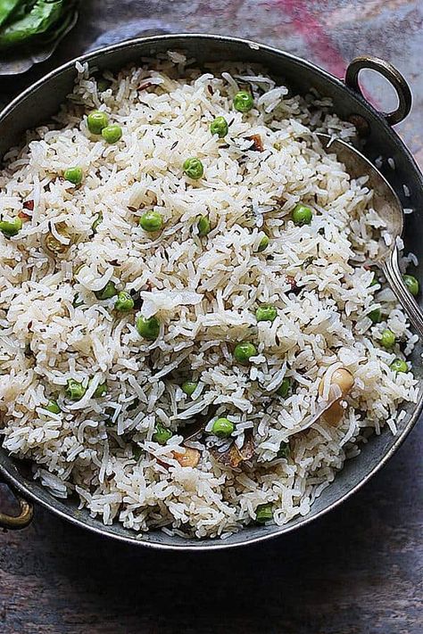 Peas pulao recipe or matar pulao is a quick and easy one pot pulao with fresh seasonal peas. This is one of those recipes that turns out too good for the minimal effort. You should totally try this best matar pulao when matar or fresh green peas is in season. Here is how to make easy peas pulao at home with step by step photos. Recipe via cookclickndevour.com #peaspulao #matarpulao #peaspulaorecipe #cookclickkndevour Mutter Pulao Recipe, Peas Pulao Recipe, Peas Pulao, Whole Spices, Indian Rice, Pulao Recipe, Impressive Recipes, Delicious Pasta, Rice Dish