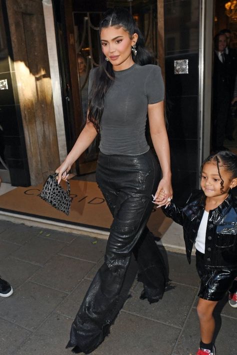 Kylie Jenner Street Style 2022, Kylie Jenner All Black Outfits, Fashion Jeans Outfit Women, Kylie Jenner Style Casual, Kylie Street Style, Kylie Jenner Fits, Kylie Jenner Winter, Kylie Jenner Outfits Street Styles, Kylie Jenner Outfits Casual