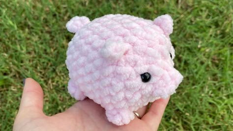 FREE No-Sew Mini Pig Crochet Pattern! Pig Crochet Pattern, Simple Crochet Pattern, Free Crochet Amigurumi Patterns, Pig Crochet, Crocheted Cow Pattern, Crochet Amigurumi Patterns, Free Crochet Amigurumi, Crocheted Jellyfish, Mini Cows