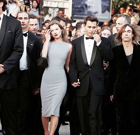 Kate Moss Outfit, Prom King And Queen, Kate Moss 90s, Johnny Depp Style, Kaptan Jack Sparrow, Kate Moss Style, Prom King, Young Johnny Depp, The Prom