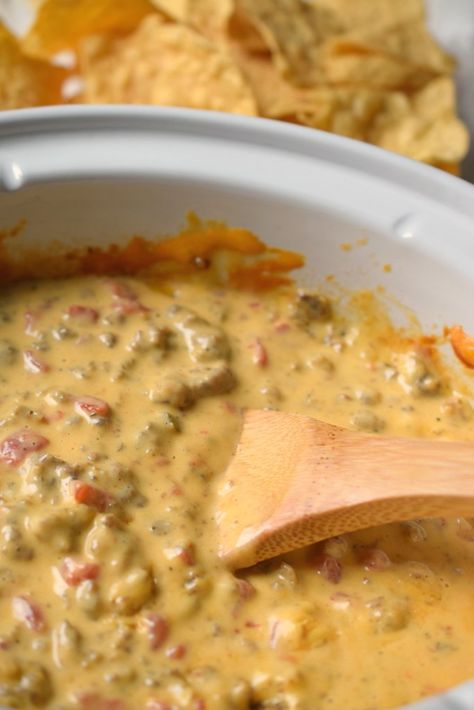 Sausage Queso Dip, Hamburger Dip, Sausage Queso, Sausage Cheese Dip, Slow Cooker Sausage, Sausage Dip, Crock Pot Dips, Party Food Dessert, Slow Cooker Desserts