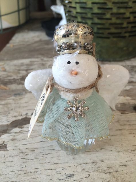 Vintage Silver Salt & Pepper Shaker Medium Snowman by TheRustyOwls Shaker Craft, Salt Shaker Snowman, Teen Crafts, Salt Shakers, Christmas Snowmen, Snow People, Glam Christmas, Boutique Ideas, Kid Craft