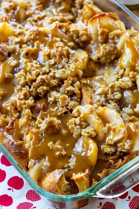 Apple Pie French Toast Casserole Easter Breakfast Casserole, Apple Pie French Toast, Apple French Toast Casserole, Breakfast Casserole Recipes, Apple French Toast, Spicy Southern Kitchen, Fall Deserts, Baked French Toast Casserole, Delicious French Toast