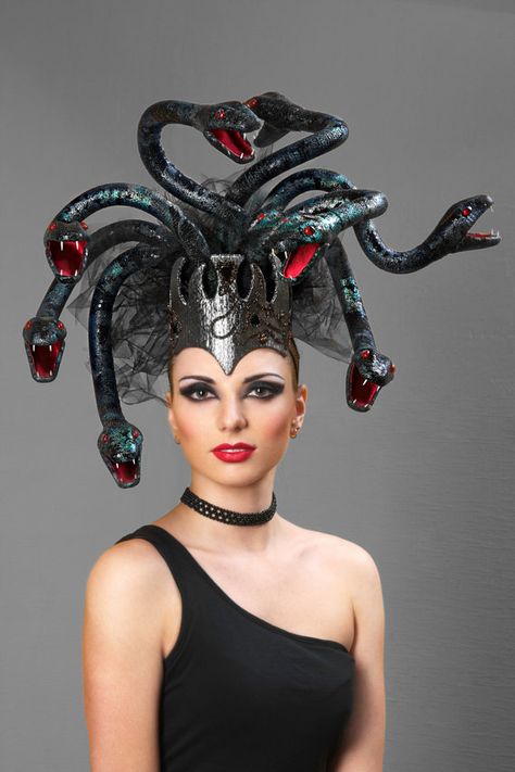 Couture headpiece Medusa by ChapeauEgoiste on Etsy Cosplay Medusa, Medusa Wig, Medusa Snakes, Headpiece Ideas, Medusa Headpiece, Hippie Makeup, Medusa Snake, Medusa Costume, Crazy Hats