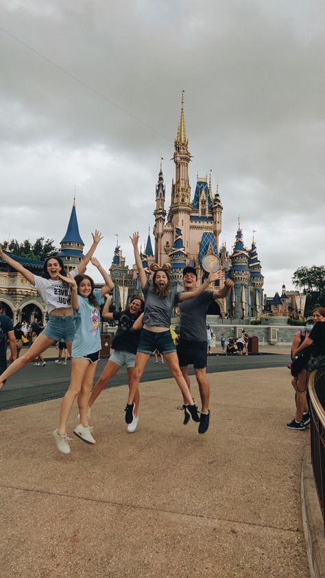 Disney Group Photo Ideas, Disney World Photo Ideas Friends, Disneyland Friend Pictures, Best Friend Disneyland Pictures, Disneyland Bff Pictures, Disney World Pictures Ideas, Disney Picture Ideas, Disney Lifestyle, Disney Brave