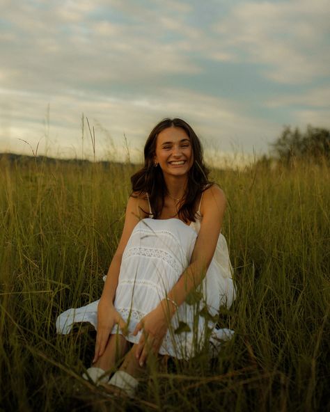 emma frolicking in a field on a friday night - #creativephoto #arkansasphotography #colorgrading #seniorphotos #seniorsunday #vintagephoto #westernphotography #arkansascreative #photography #arkansasphotographer Senior Pictures Corn Field, Grass Photoshoot Ideas, Tall Grass Photoshoot, Wheat Field Photoshoot Senior Pics, Senior Pictures In Cotton Field, Solo Pose Ideas, Senior Picture Ideas Fall, Senior Pictures In A Field, Senior Portraits Flower Field