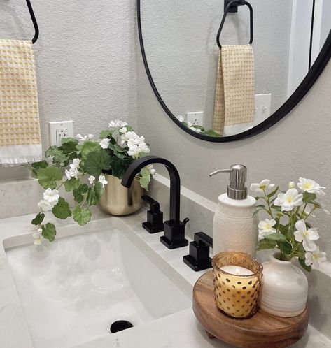 Spring Bathroom Decor Ideas, Spring Bathroom Decor, Spring Bathroom, Guest Bathroom Ideas, Small Bathroom Wallpaper, Neutral Bathroom Decor, Small Bathroom Ideas Black, Bathroom Ideas Black, Bathroom Counter Decor