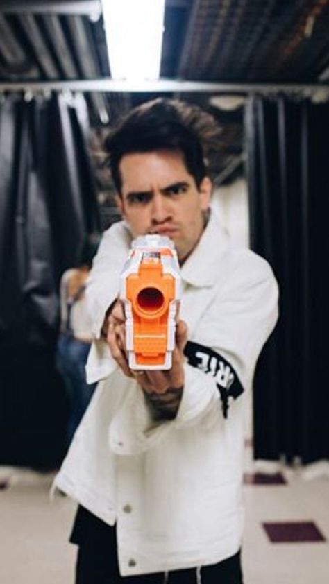 Beebo with a nerf gun❤❤❤❤❤❤❤❤ Brendon Urie Wallpaper, Brendon Urie Memes, Emo Band Memes, Emo Memes, Ryan Ross, Brendon Urie, Band Pictures, Panic! At The Disco, Band Memes