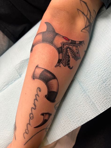 Beetlejuice Tattoo Ideas Tim Burton, Beetle Juice Sandworm Tattoo, Bettle Juice Tattoos, Simple Beetlejuice Tattoos, Vhs Tattoo, Sandworm Tattoo Beetlejuice, Horror Characters Tattoo, Cute Beetlejuice Tattoo, Sand Worm Tattoo Beetle Juice