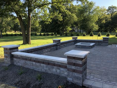 Backyard Patio With Retaining Wall, Brick Wall Patio Ideas, Patio Retaining Wall Ideas, Retaining Wall Fire Pit, Retaining Wall Pavers, Block Retaining Wall, Townhouse Backyard, House Philippines, Retaining Wall Patio