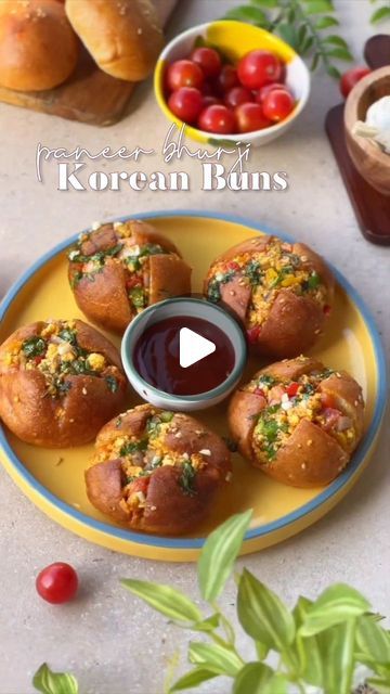 🧑‍🍳 S e C r E T  C H e F 🇮🇳 on Instagram: "Welcome to  Ep 1: Recipes for 4 pm hunger pangs 🫢  These desi-style paneer bhurji buns are inspired by the OG Korean cream cheese Buns and have become my new fav, it has your fav Paneer bhurji stuffed inside mini buns and dunked in garlic butter.💕 . .  Could it be any more tempting 😍😍 . .  #hunger #4pmhungerpangs #koreanbuns #desi #creamcheese #paneer #hungry #recipes #midday #snacks" Quick Snacks Easy Indian, Cream Cheese Buns, Midday Snacks, Paneer Starters, Veg Starter Recipes, Tempting Food, Easy Evening Snacks, Korean Cream, Bhurji Recipe