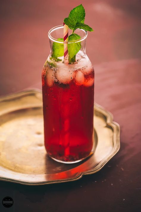 rose sharbat Hibiscus Drink, Edible Flowers Recipes, Basil Seeds, Smoothies Healthy, Recipes Around The World, Easy Drinks, Healthy Detox, Flower Food, Family Friendly Recipes