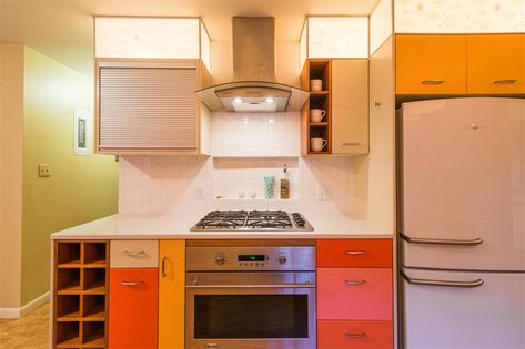 60s Kitchen, Kitchen Design Styles, Modern Homes For Sale, Midcentury Home, Orange Kitchen, Bright Kitchens, Interiors Dream, Mid Century Kitchen, Idea Design