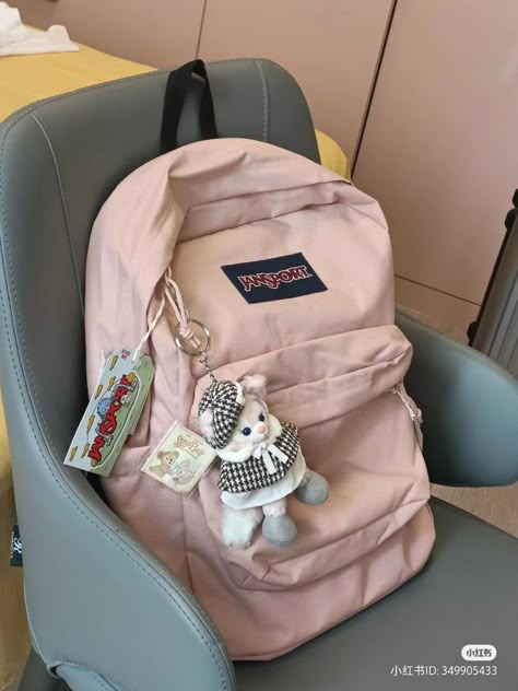 Jansport School Bags, Cute Jansport Backpacks, Pink Jansport Backpack, Mochila Jansport, Backpack Jansport, Pretty School Supplies, Stylish School Bags, School Bag Essentials, Aesthetic Backpack