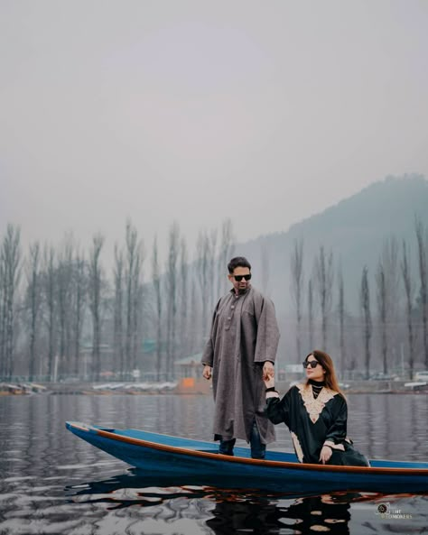 Kashmir Travel Photography, Dal Lake Kashmir Photoshoot, Pre Wedding Photoshoot In Kashmir, Srinagar Photography Poses, Couple Photo Ideas In Kashmir, Couple Poses In Kashmir, Photoshoot In Kashmir, Kashmir Outfit Ideas In December, Kashmir Picture Ideas