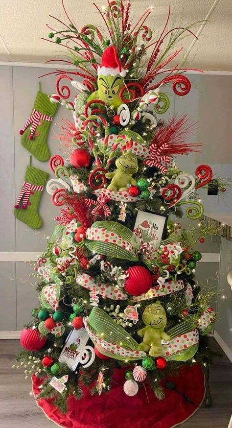 Grinchmas Tree, Grinch Tree, Deco Halloween, White Christmas Tree Ideas, Grinch Trees, Grinch Christmas Party, Grinch Christmas Tree, Grinch Christmas Decorations, Christmas Tree Decorating Themes