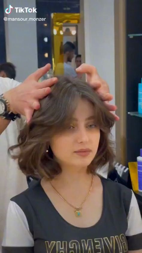 Tin Hair Haircut, Above Shoulder Length Hair With Layers And Curtain Bangs, Short Haircut One Length, Short Haircuts With Bangs Wavy Hair, Face Framing Hairstyles Short Hair, Haircuts To Keep Hair Out Of Your Face, Curtain Bangs For Short Wavy Hair, Short Hairstyles For Women 2023, Short Hair Widows Peak Women