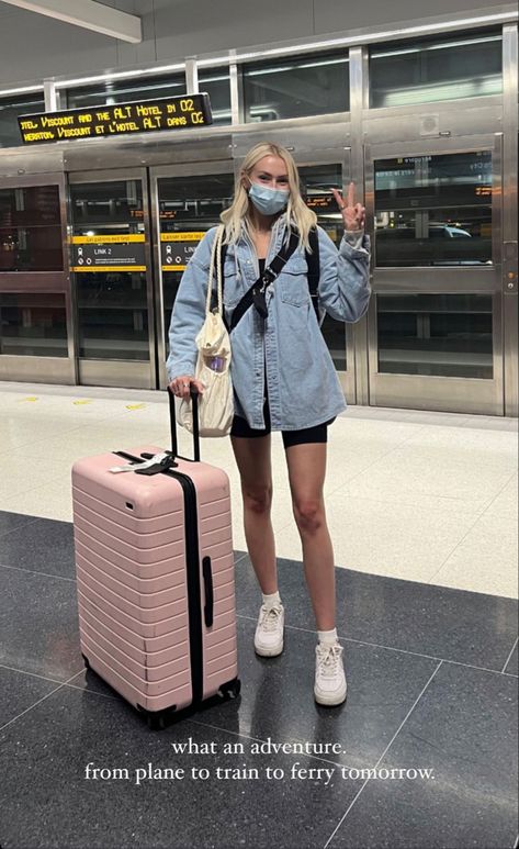 Aesthetic Trolley Bag, Airport Aesthetics, Girls Luggage, First Class Tickets, Airport Aesthetic, Travel Picture Ideas, Travel Pictures Poses, Airport Look, Airport Travel