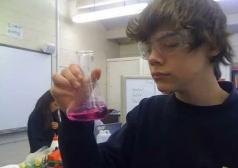 Science lab harry Gambar One Direction, Harry Styles Nails, Harry Styles Funny, Harry 1d, Harry Styles Imagines, Harry Styles Cute, Harry Styles Wallpaper, Harry Styles Pictures, Harry Styles Photos