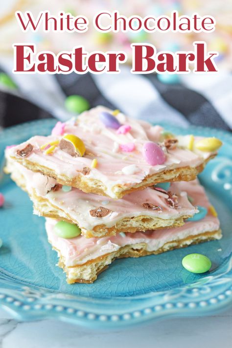 Easter Bark – A delicious and easy to make Easter treat that combines saltine crackers, homemade toffee, white chocolate, and festive candy. It’s so addicting and great to serve on Easter. Easter Dessert | Bark Recipes | Easter Bark Recipe | White Chocolate Easter Bark Recipe #easter #dessert Easter Bark Recipe, Easter Snack Mix, Treats For Easter, Easter Candy Recipes, Easter M&ms, Easter Bark, Easter Candies, Easter Deserts, Easter Sweet Treats